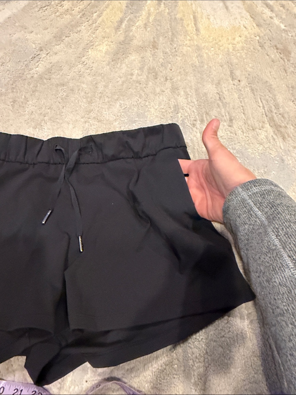 Lululemon On The Fly Shorts Black 2.5”  2 side pockets Size 10 in EUC - Picture 8 of 12